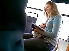 Ragazza succhia un cazzo bisessuale mentre viene scopata in trio porno casalinga