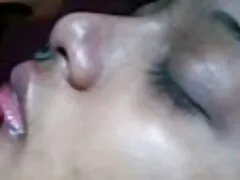 Il cornuto nero dovrebbe forse diventare un magnaccia! massaggio milf