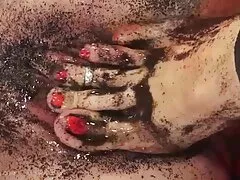La bionda lecca e affronta i suoi passi attraverso una porno con la sorella milf tettona