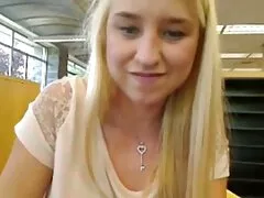 Belle video di tette dighe levigano la loro figa mangiando Sperkys