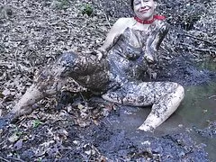 Una ragazza viziosa in belle tette nude calze a rete cavalca la BBC