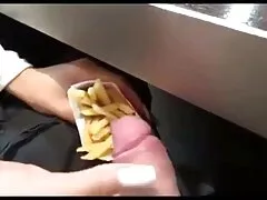 Una coppia sposata paffuta pulizie porno fa porno casalingo