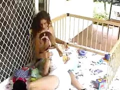 La teenager Chloe Foster prende un grosso cazzo nel culo con la sua trans sborra matrigna