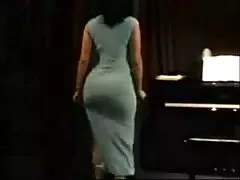 La ragazza abbronzata Anissa Kate succhia un cazzo film porno casalinghe grosso e il culo della milf sbattuto